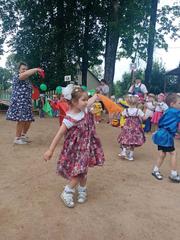 Театрализованное праздничное шествие в детском саду. С Днём независимости Республика Беларусь!
